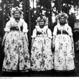 Trzy kobiety prezentują strój ludowy z regionu Górnego Śląska