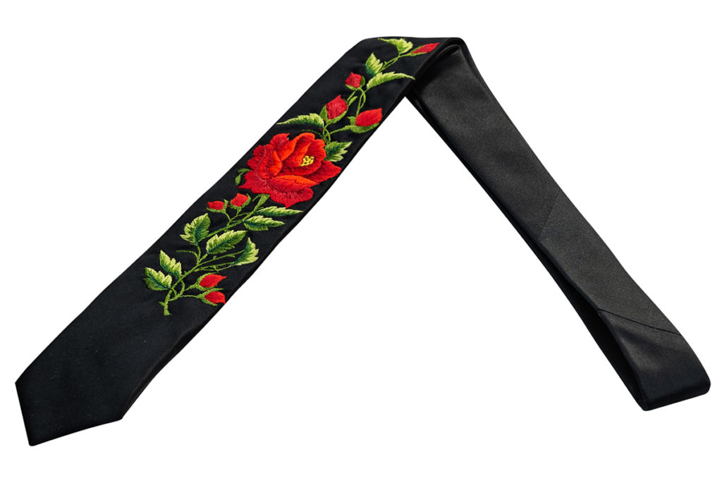 Czarny haftowany krawat ze wzorem czerwonej łowickiej róży