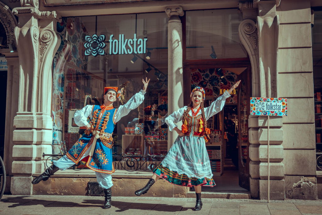 ZPiT AGH "Krakus" im. Wiesława Białowąsa przed sklepem Folkstar przy ulicy Grodzkiej 14 w Krakowie 